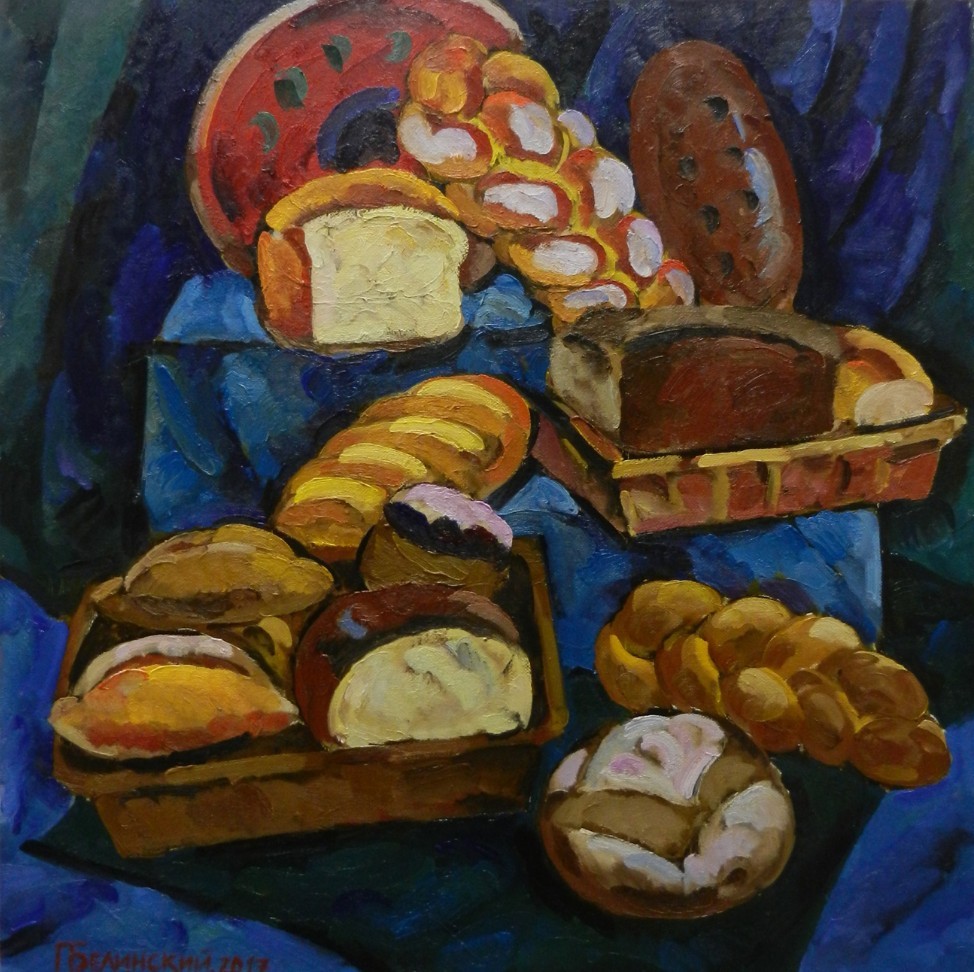 Хлеб и красная тарелка