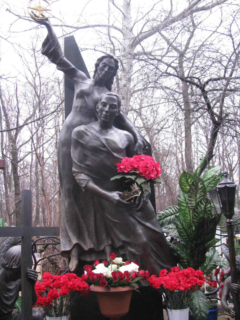 Памятник Джуне Давиташвили и ее погибшему сыну на Ваганьковском кладбище
