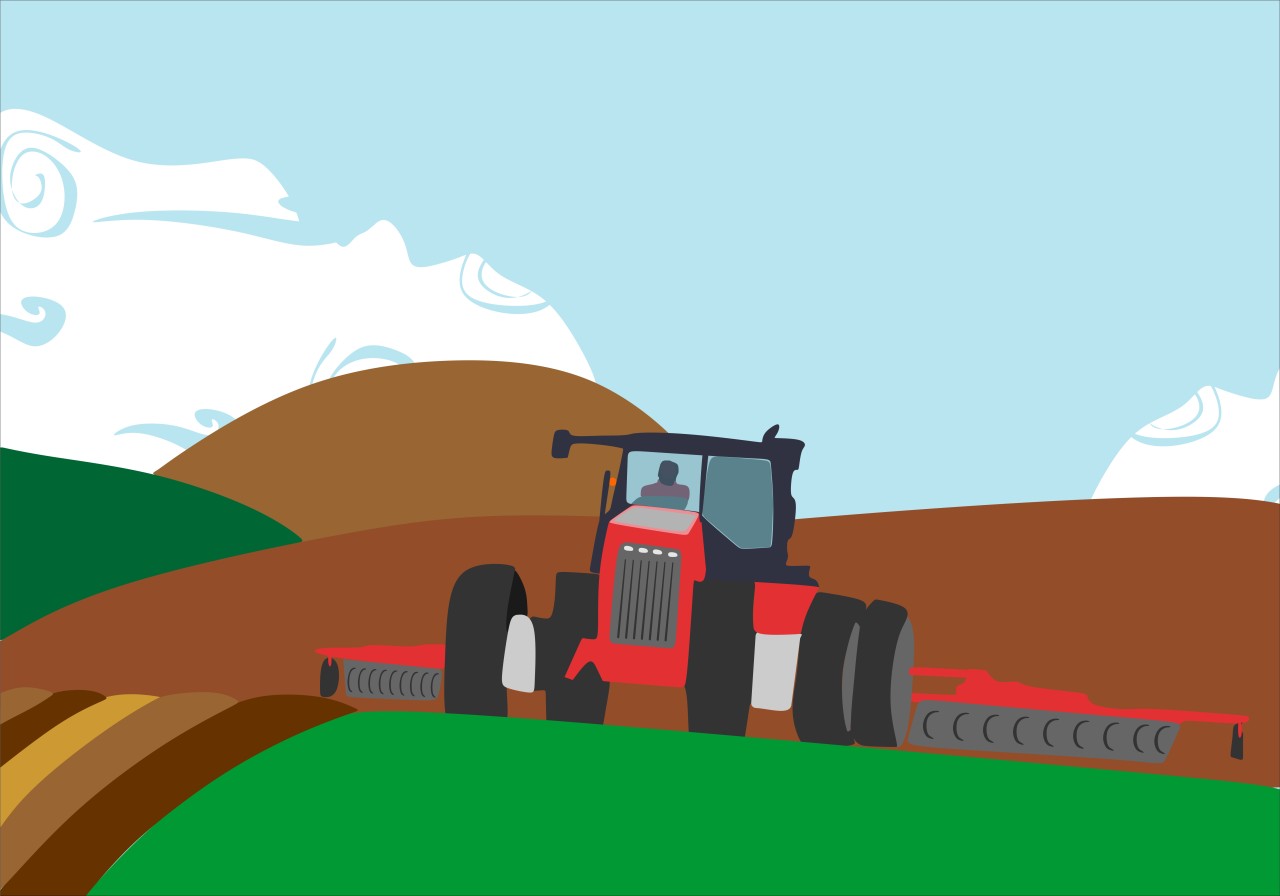 Трактор пашет поле