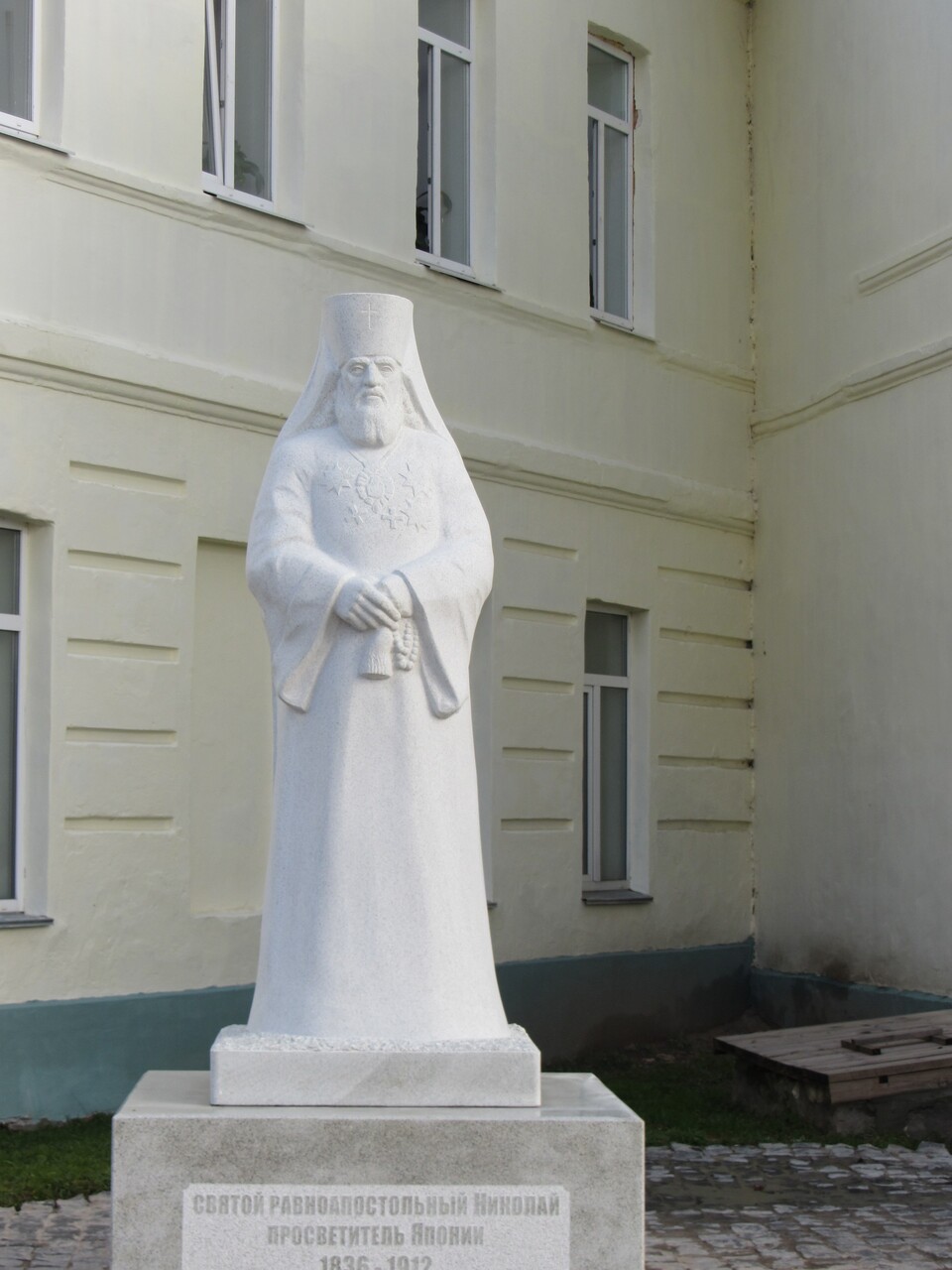 памятник равноапостольному Николаю Японскому в городе Белый