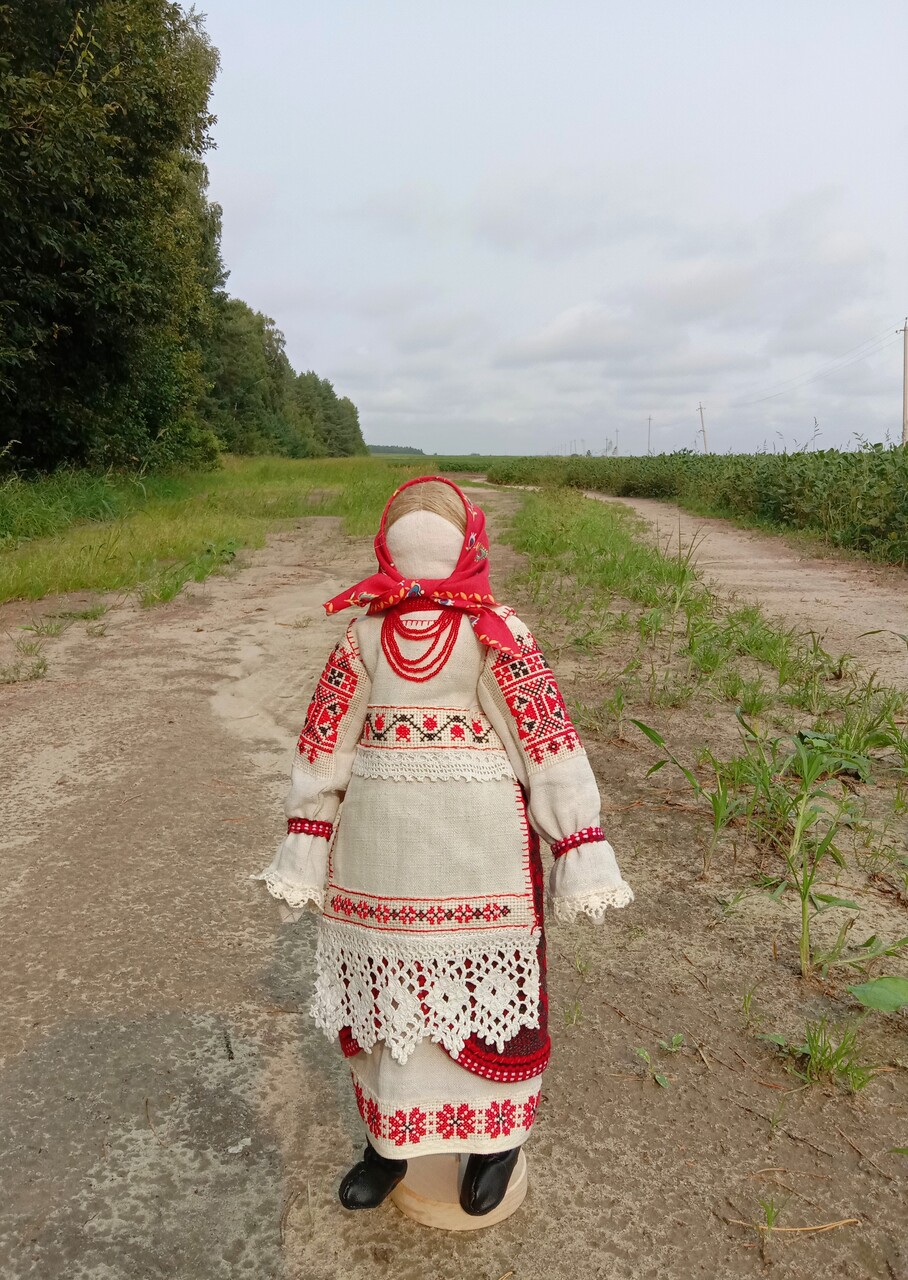 Кукла в народном традиционном костюме села Овстуг Брянской области.