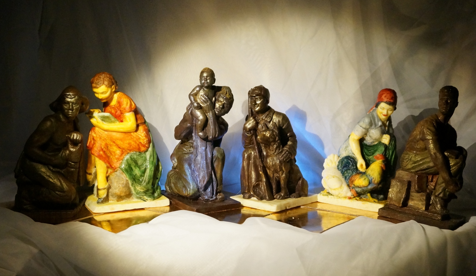 Серия скульптур из ШОКОЛАДА,со станции метро Площадь Революции