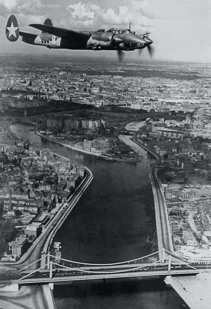Фронтовой бомбардировщик (ФБ) Ту-2 над Крымским мостом в Москве. 1945 г.