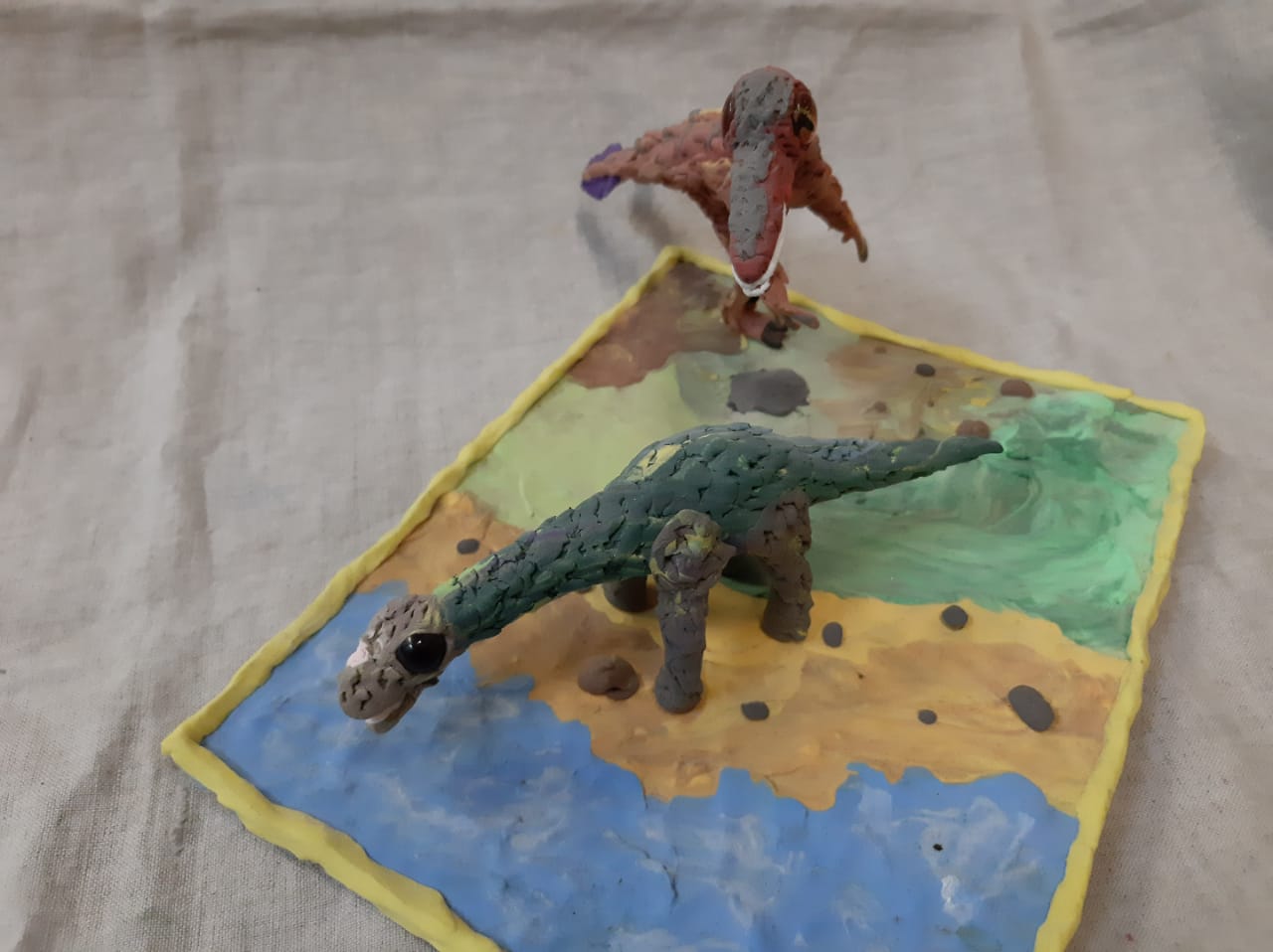 Динозавр нападает на другого динозавра