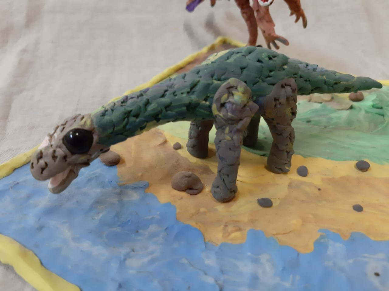 Динозавр нападает на другого динозавра