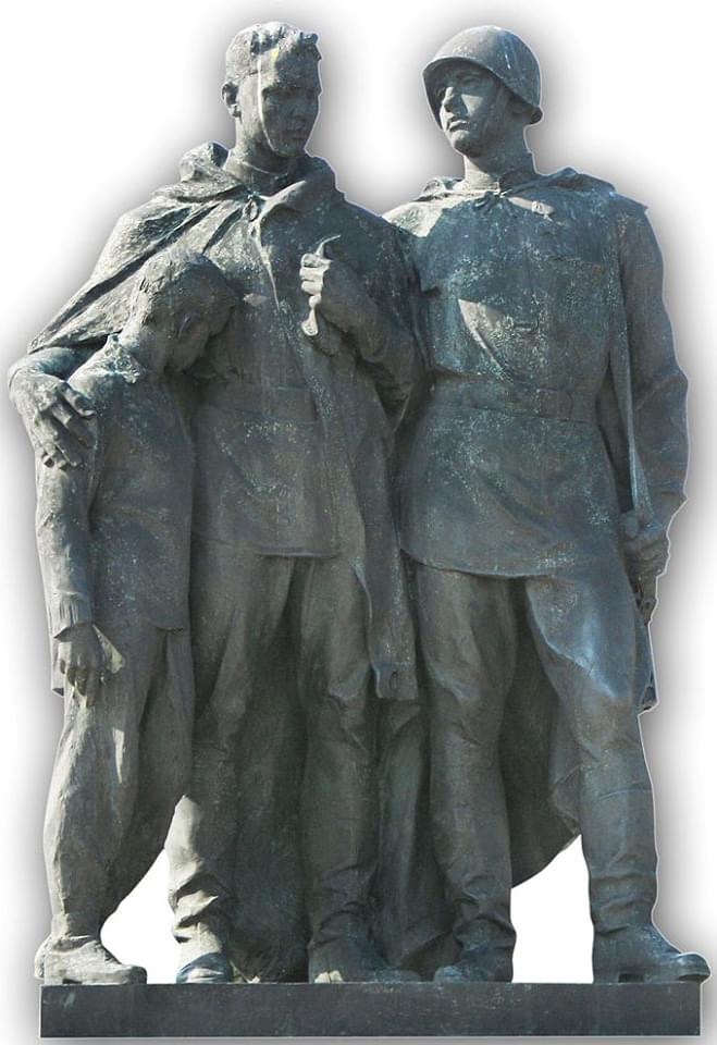 Скульптурная группа советских воинов на мемориальном комплексе на холме Славин
